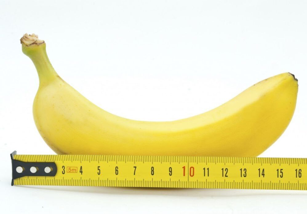 medir el tamaño del pene usando un plátano como ejemplo