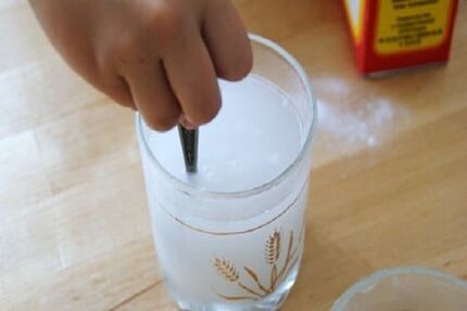 Soda disuelta en un vaso