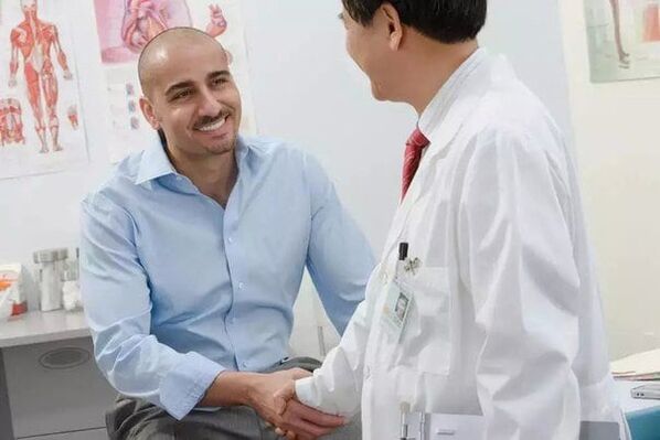 el paciente agradece al médico por la operación de agrandamiento del pene